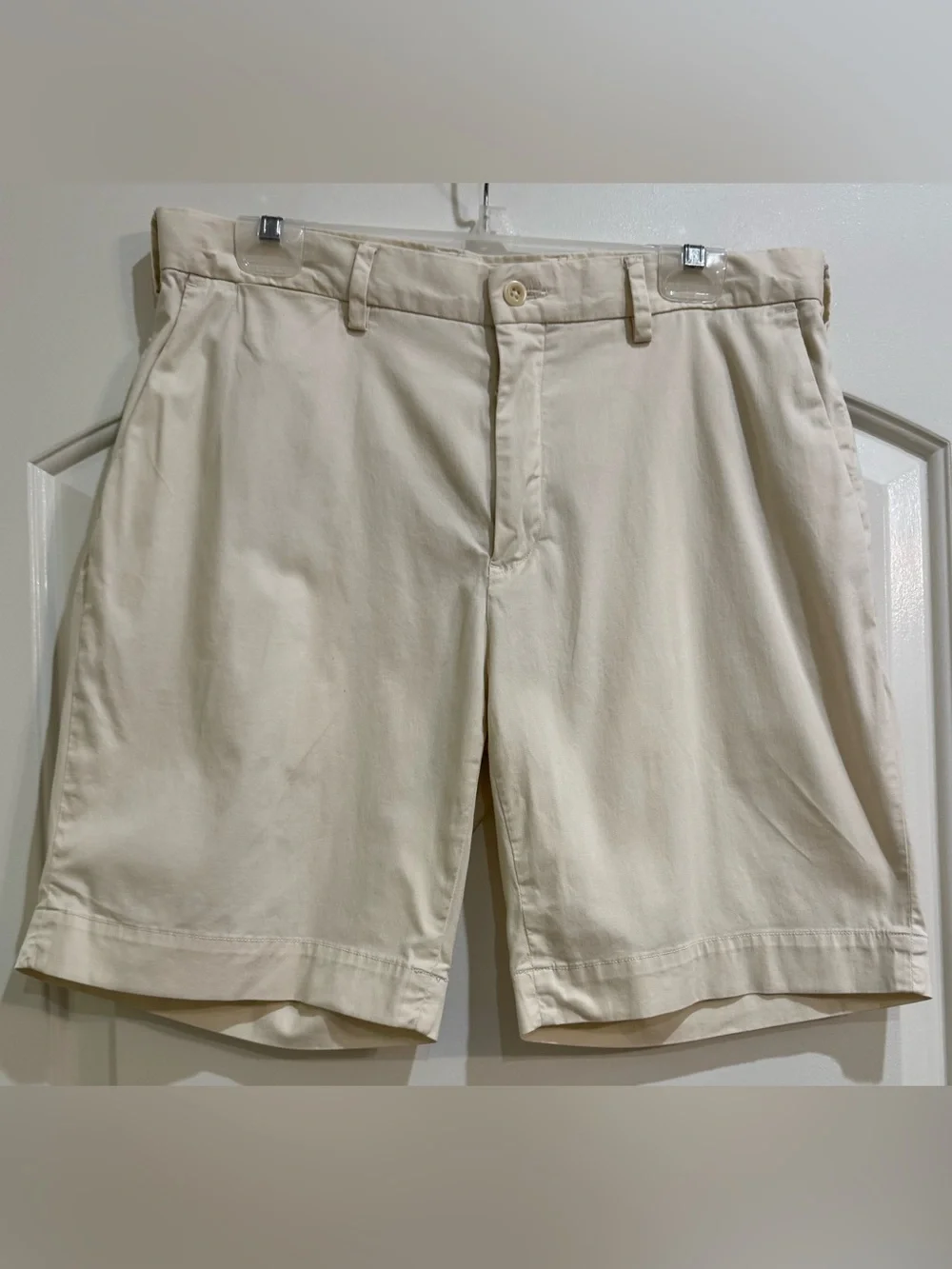 Ralph Lauren Men's Classic Fit Stretch Chino Shorts in Cream Color. Size 34